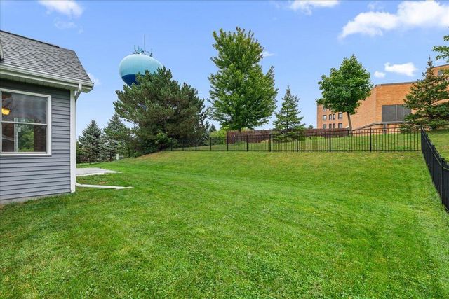 453 Western COURT, West Bend, WI 53095