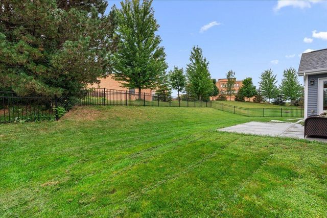 453 Western COURT, West Bend, WI 53095