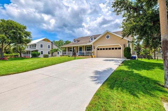 1502 PINE STREET E, Nokomis, FL 34275