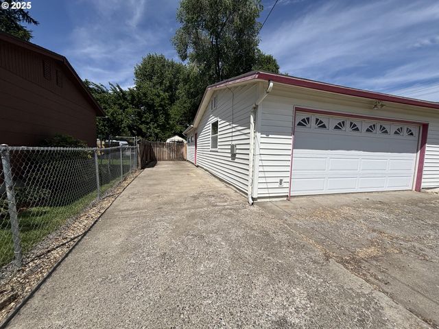 2312 N PINE St, La Grande, OR 97850