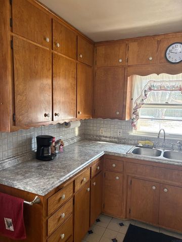 420 CRESTRIDGE Drive, Waterloo, IA 50702