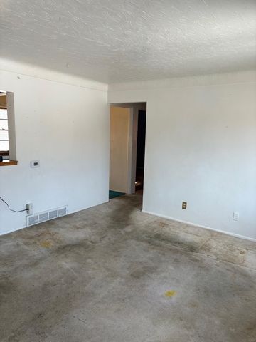 420 CRESTRIDGE Drive, Waterloo, IA 50702