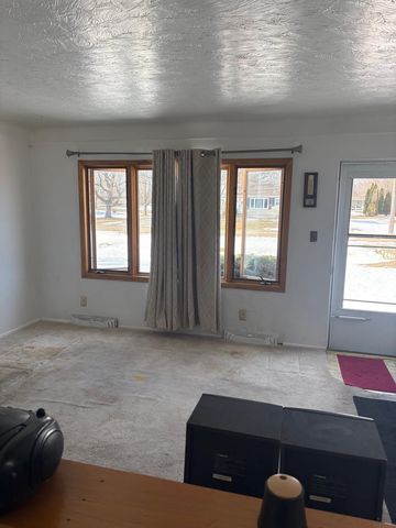 420 CRESTRIDGE Drive, Waterloo, IA 50702