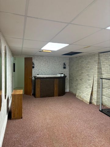 420 CRESTRIDGE Drive, Waterloo, IA 50702