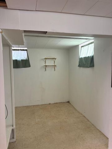 420 CRESTRIDGE Drive, Waterloo, IA 50702