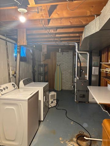 420 CRESTRIDGE Drive, Waterloo, IA 50702