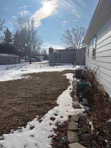 420 CRESTRIDGE Drive, Waterloo, IA 50702