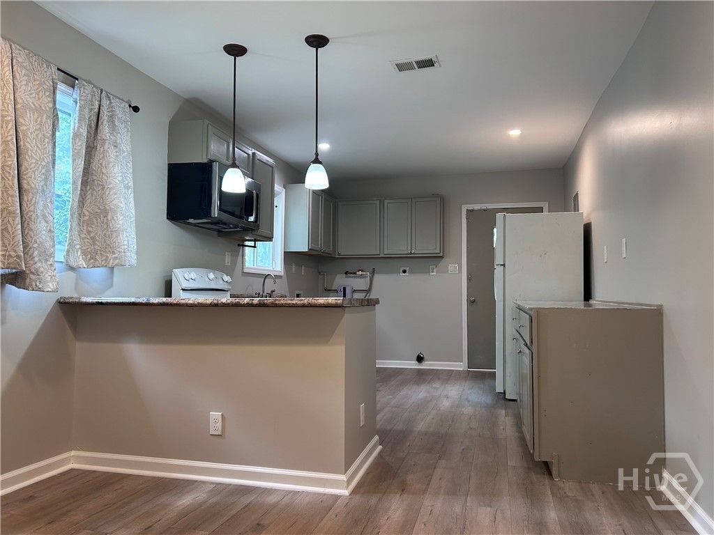 Image 4 of property listing at 1410 New Castle Street, Savannah, GA 31415