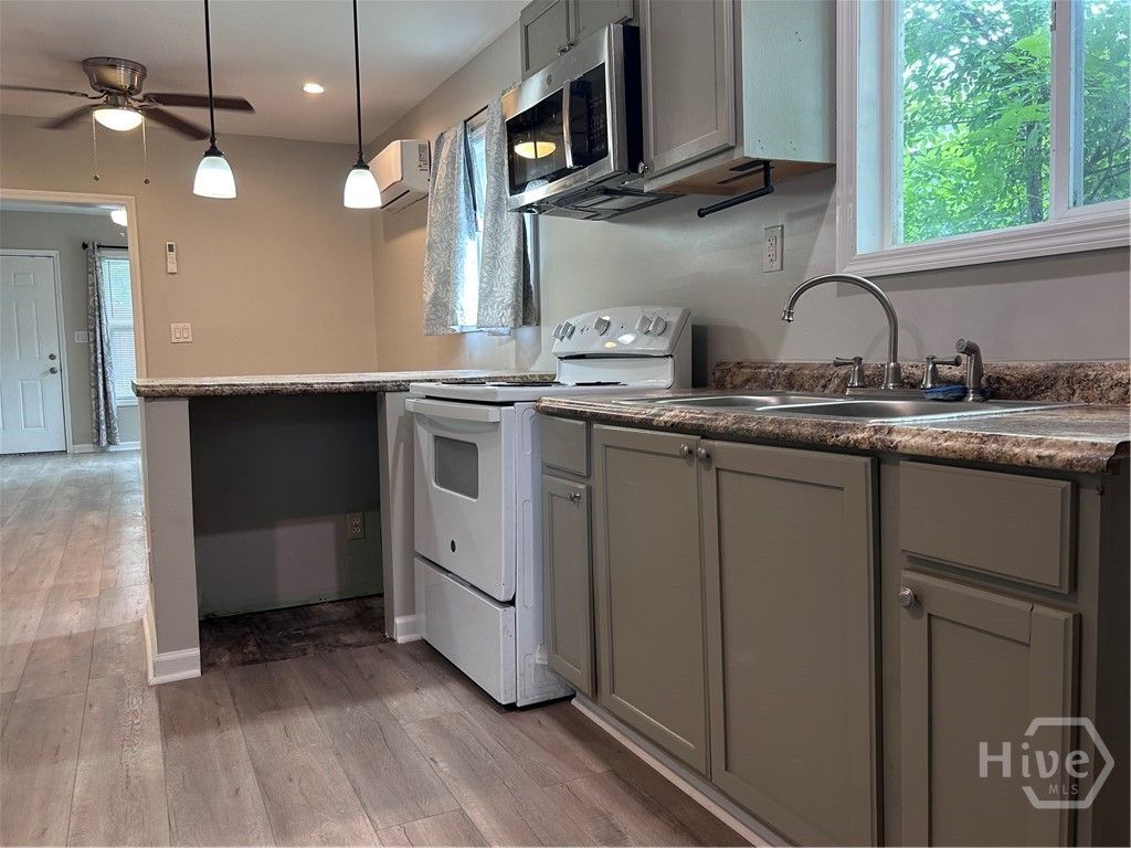 Image 7 of property listing at 1410 New Castle Street, Savannah, GA 31415
