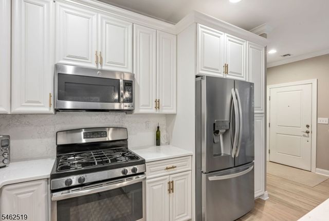 32 Dogwood Ln, Wanaque Boro, NJ 07420