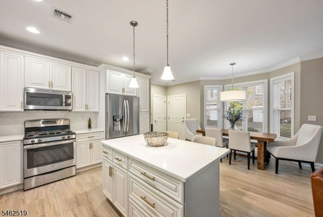 32 Dogwood Ln, Wanaque Boro, NJ 07420