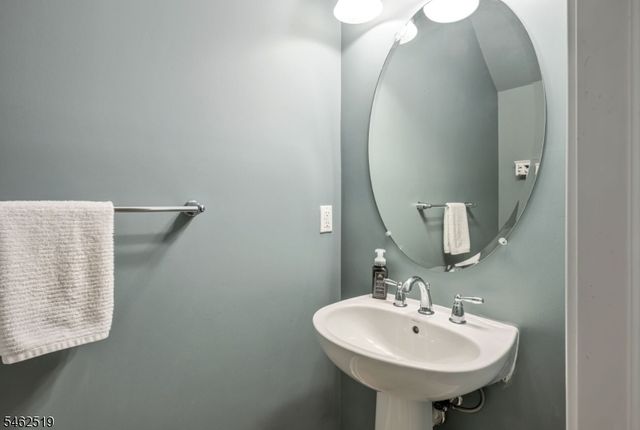 32 Dogwood Ln, Wanaque Boro, NJ 07420