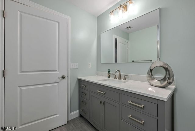 32 Dogwood Ln, Wanaque Boro, NJ 07420