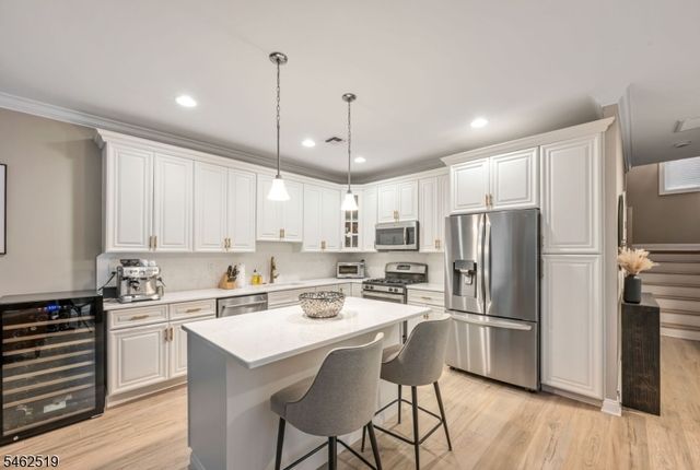 32 Dogwood Ln, Wanaque Boro, NJ 07420
