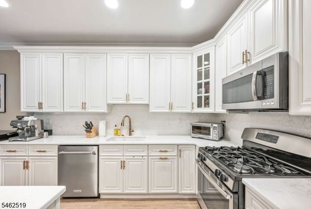 32 Dogwood Ln, Wanaque Boro, NJ 07420