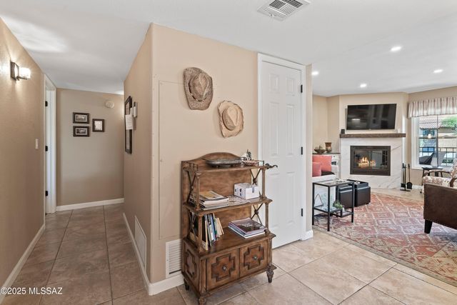 6651 N Campbell Ave Apt 230, Tucson, AZ 85718