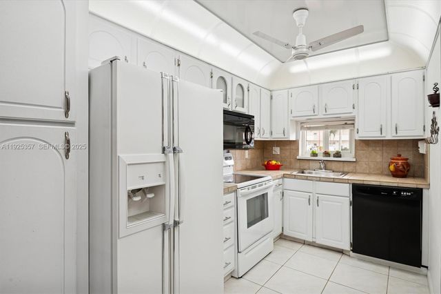 9511 N Hollybrook Lake Drive 108, Pembroke Pines, FL 33025