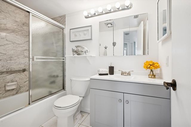 9511 N Hollybrook Lake Drive 108, Pembroke Pines, FL 33025
