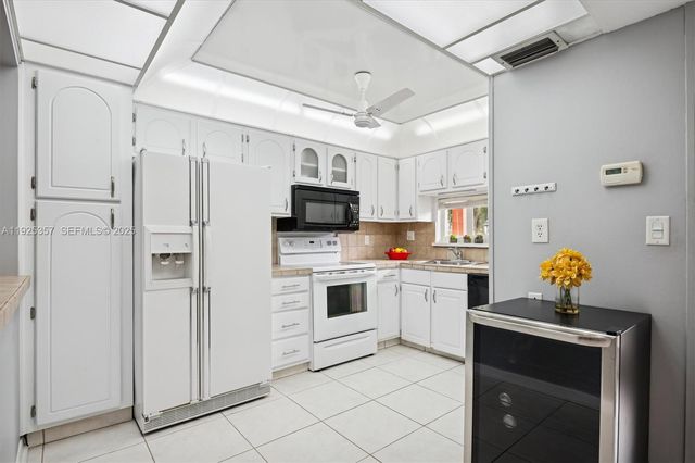9511 N Hollybrook Lake Drive 108, Pembroke Pines, FL 33025