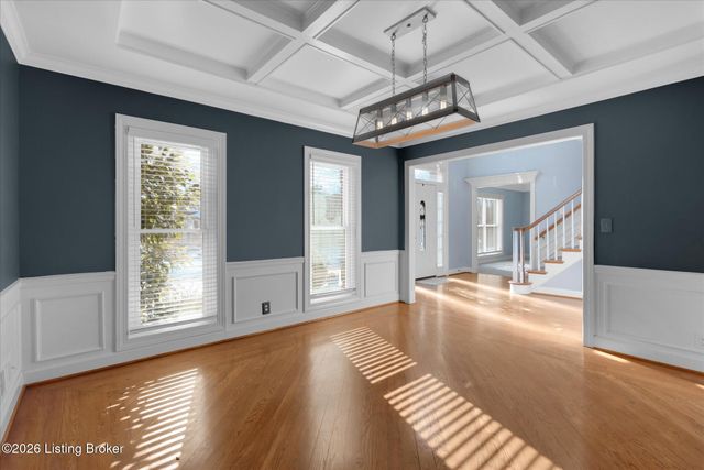 514 Woodlake Dr, Louisville, KY 40245