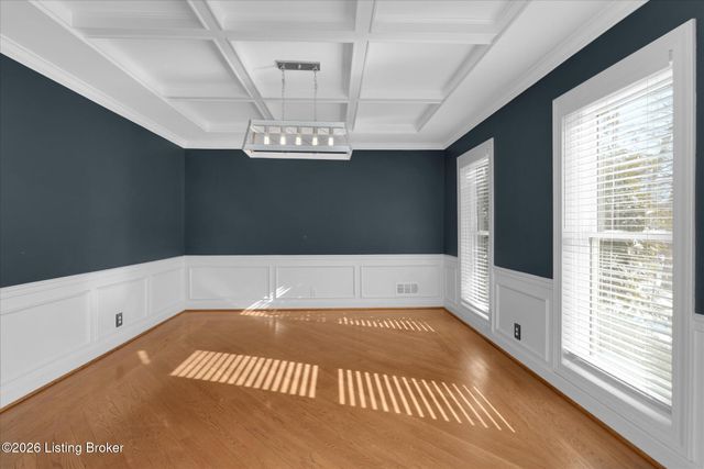 514 Woodlake Dr, Louisville, KY 40245