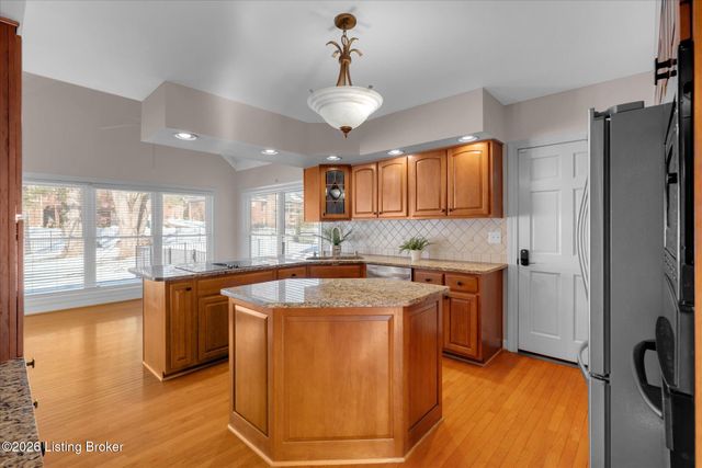 514 Woodlake Dr, Louisville, KY 40245