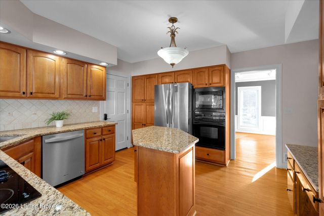 514 Woodlake Dr, Louisville, KY 40245