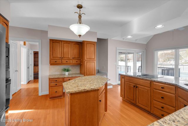 514 Woodlake Dr, Louisville, KY 40245