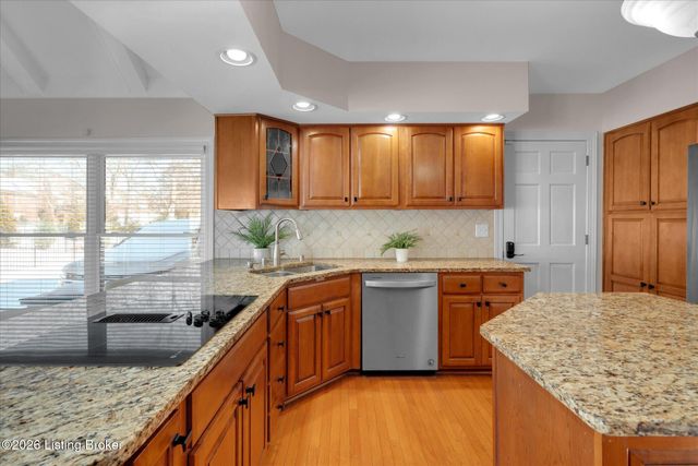 514 Woodlake Dr, Louisville, KY 40245