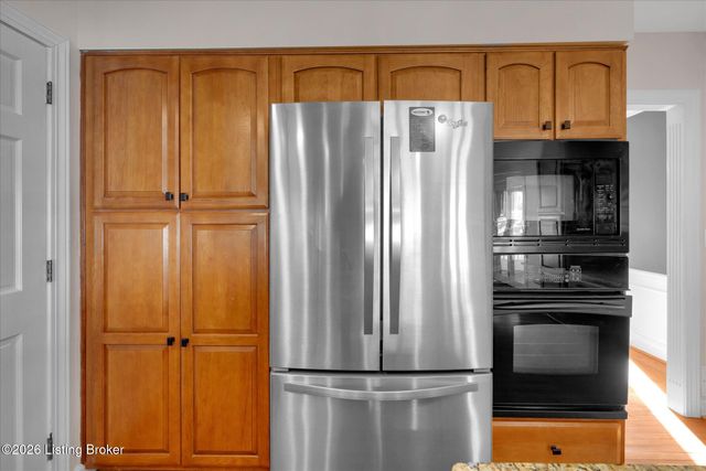 514 Woodlake Dr, Louisville, KY 40245