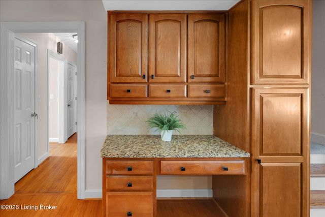 514 Woodlake Dr, Louisville, KY 40245