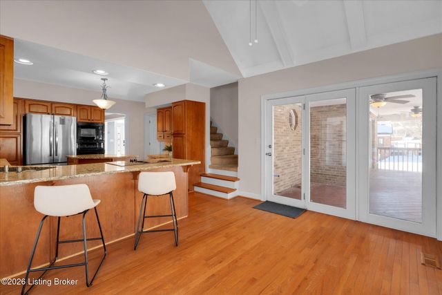 514 Woodlake Dr, Louisville, KY 40245