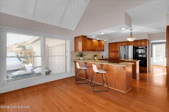 514 Woodlake Dr, Louisville, KY 40245