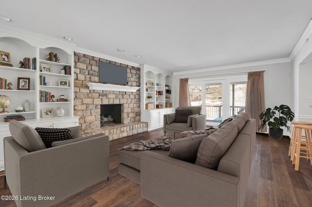 514 Woodlake Dr, Louisville, KY 40245