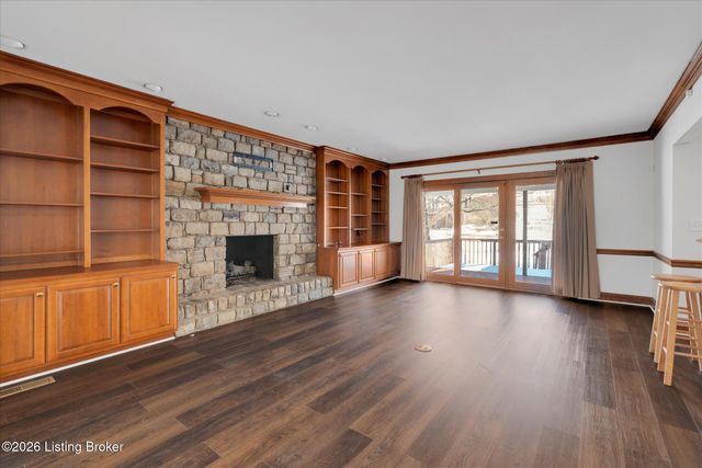 514 Woodlake Dr, Louisville, KY 40245