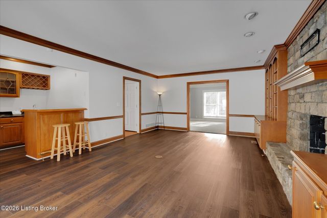 514 Woodlake Dr, Louisville, KY 40245