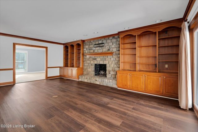 514 Woodlake Dr, Louisville, KY 40245