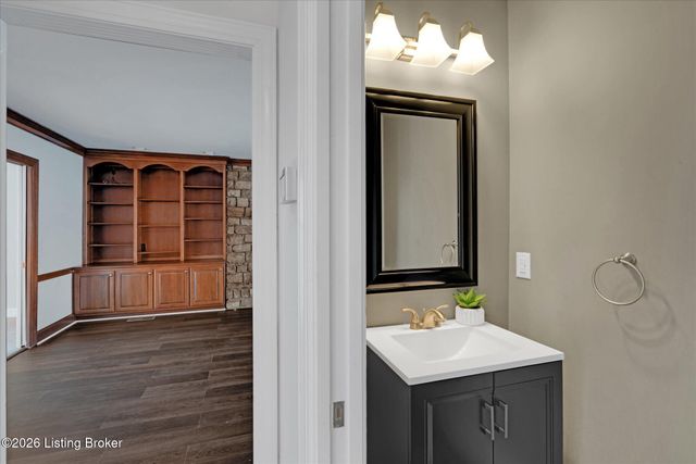 514 Woodlake Dr, Louisville, KY 40245