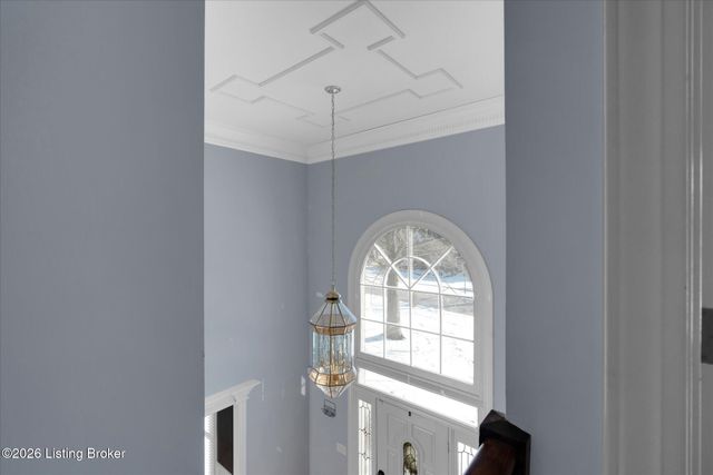 514 Woodlake Dr, Louisville, KY 40245