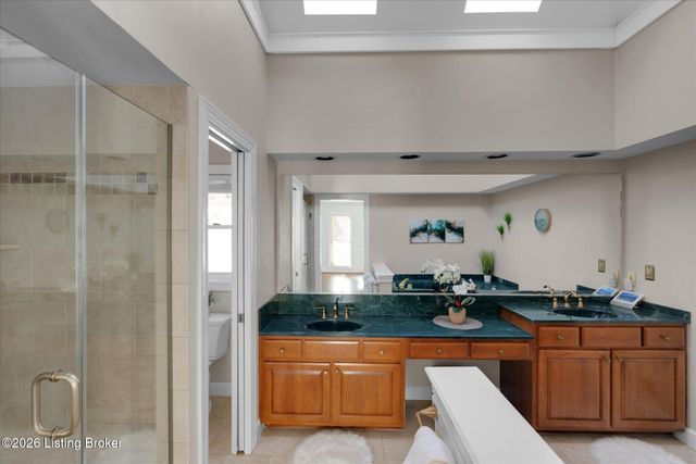 514 Woodlake Dr, Louisville, KY 40245