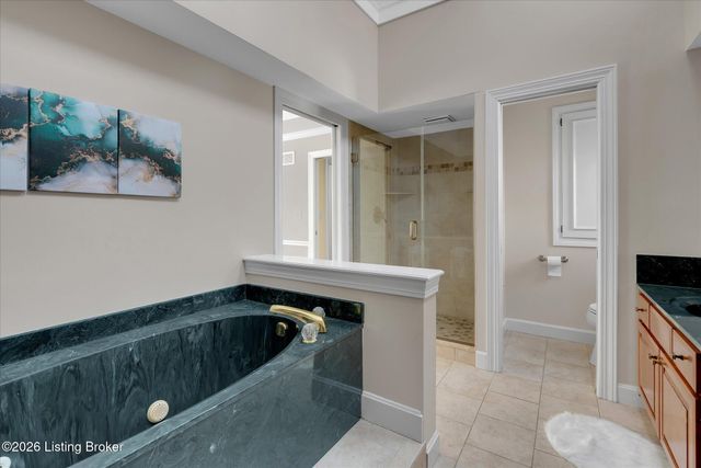 514 Woodlake Dr, Louisville, KY 40245