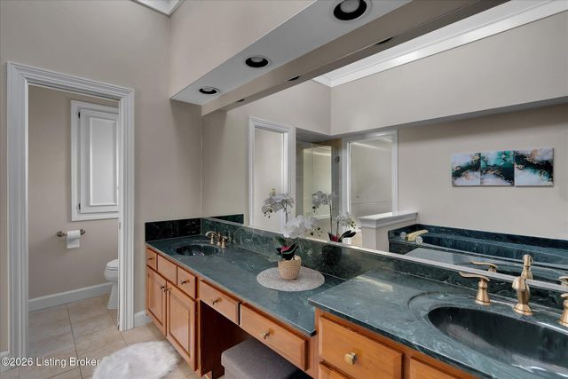 514 Woodlake Dr, Louisville, KY 40245