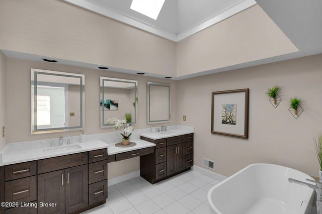 514 Woodlake Dr, Louisville, KY 40245