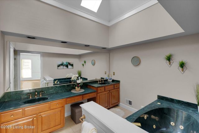 514 Woodlake Dr, Louisville, KY 40245