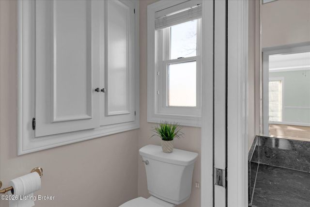 514 Woodlake Dr, Louisville, KY 40245