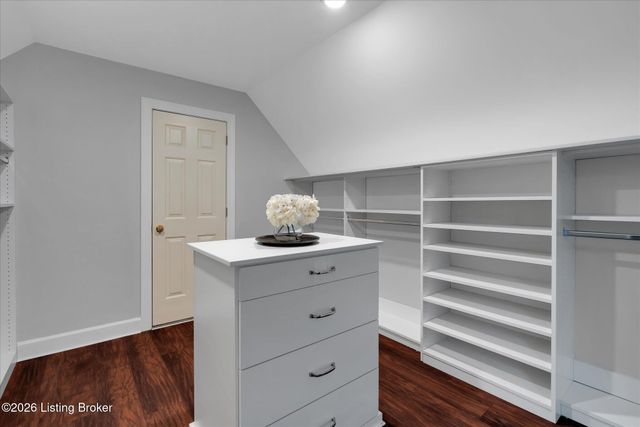 514 Woodlake Dr, Louisville, KY 40245