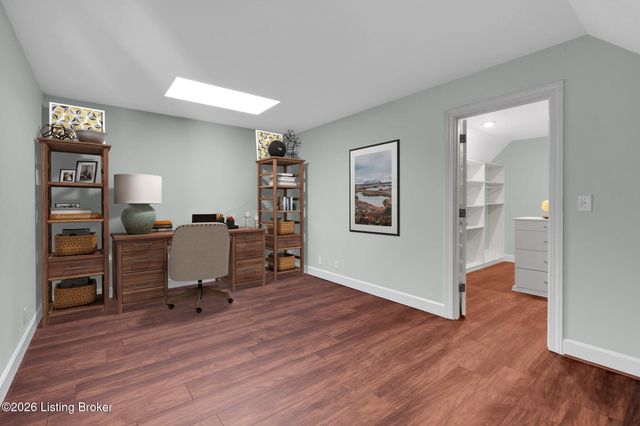 514 Woodlake Dr, Louisville, KY 40245