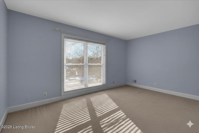 514 Woodlake Dr, Louisville, KY 40245