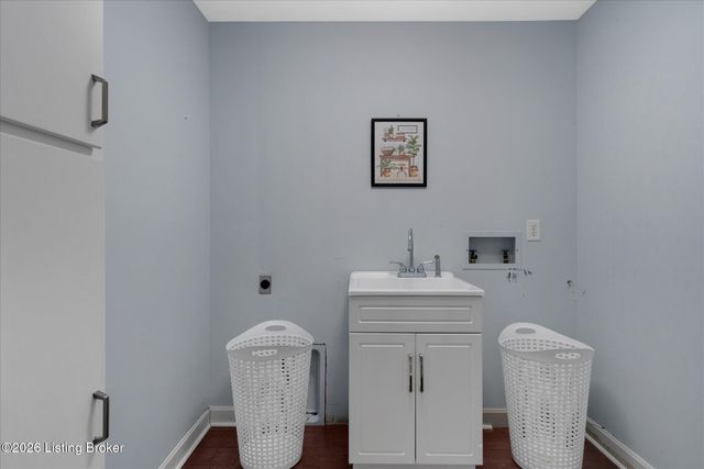 514 Woodlake Dr, Louisville, KY 40245