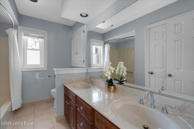 514 Woodlake Dr, Louisville, KY 40245